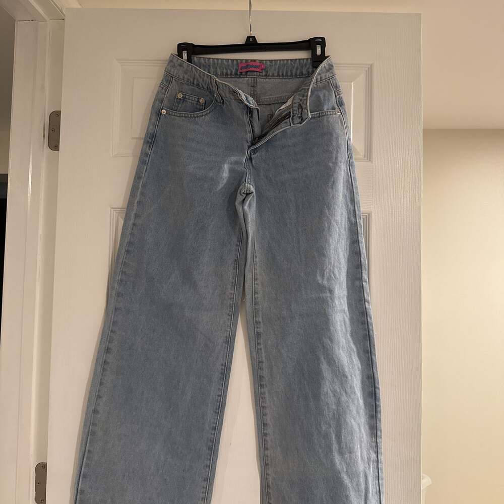 Edikted Raelynn Washed Low Rise Jeans